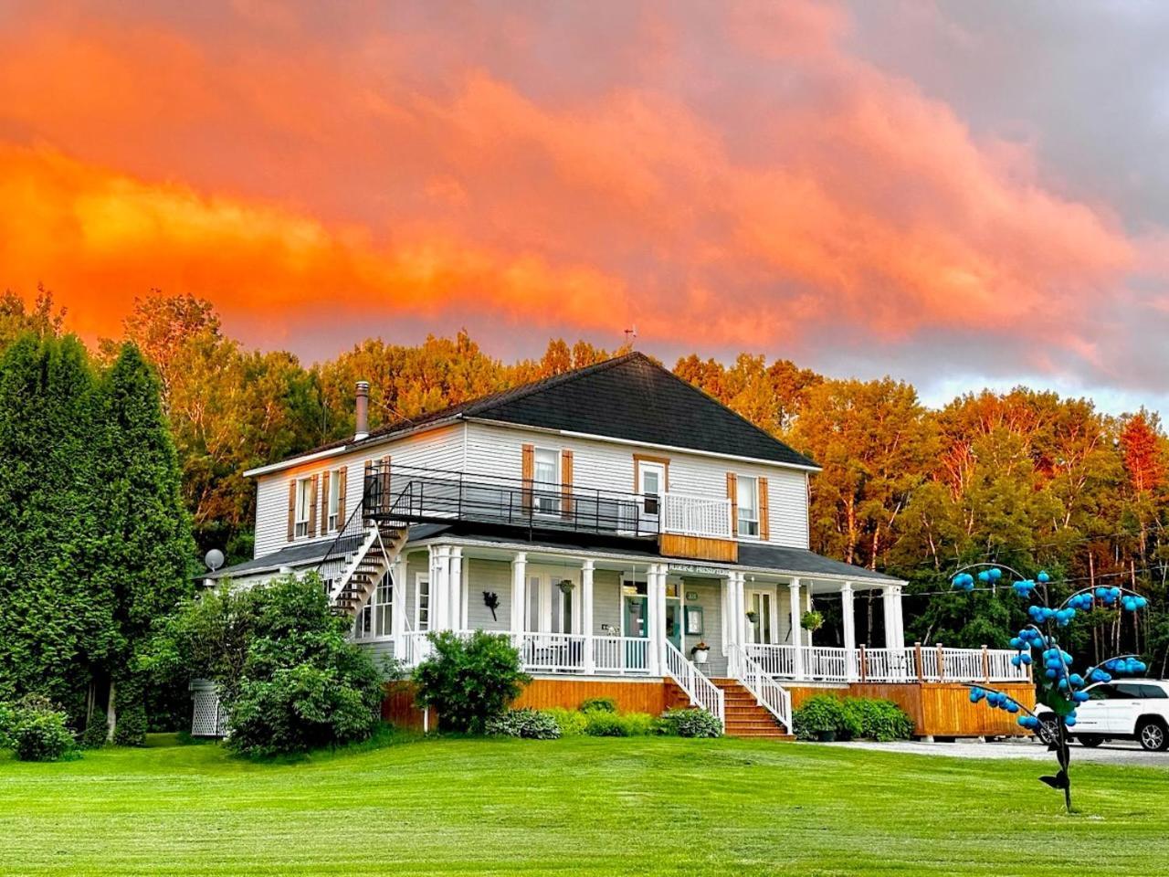 Auberge Presbytere Mont Lac-Vert Hébertville Exterior photo